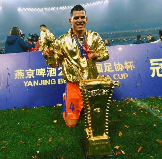 巴萨今夏签约罗克，球员原计划于2024年夏天正式加盟，但提前半个赛季在2024冬窗加盟。